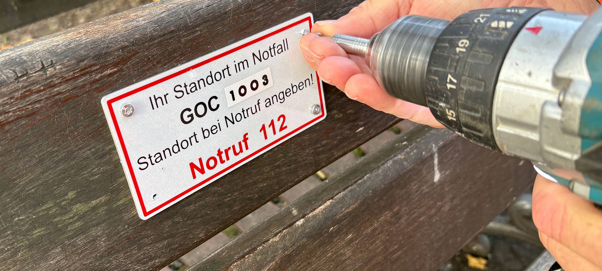 Goch: Bänke bekommen Notfallplaketten