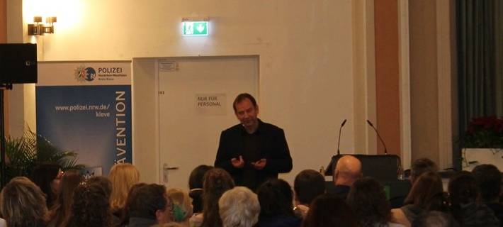 Kreis Kleve, Bedburg-Hau, 1. Fachtag "Wege aus der (Schul-)Gewalt", Dr. Nikolaus Barth, Leiter der Kinder- und Jugendpsychiatrie, -psychotherapie und -psychosomatik (KJPPP), beim Vortrag