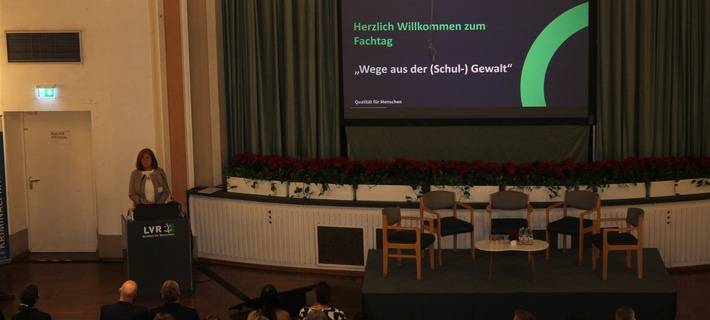 Kreis Kleve, Bedburg-Hau, 1.Fachtag "Wege aus der (Schul-)Gewalt", Kriminalhauptkommissarin Stefanie Bodden-Bergau, Kriminalprävention der Polizei Kleve, Begrüßung der Teilnehmer