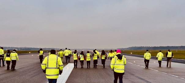 Weeze: Airport führt "FOD-Walk" durch