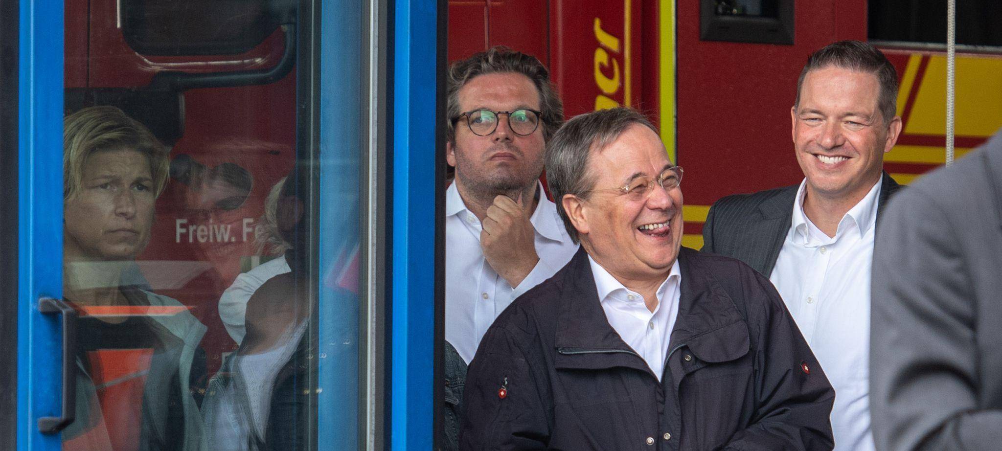 Laschet lacht bei Steinmeier-Rede