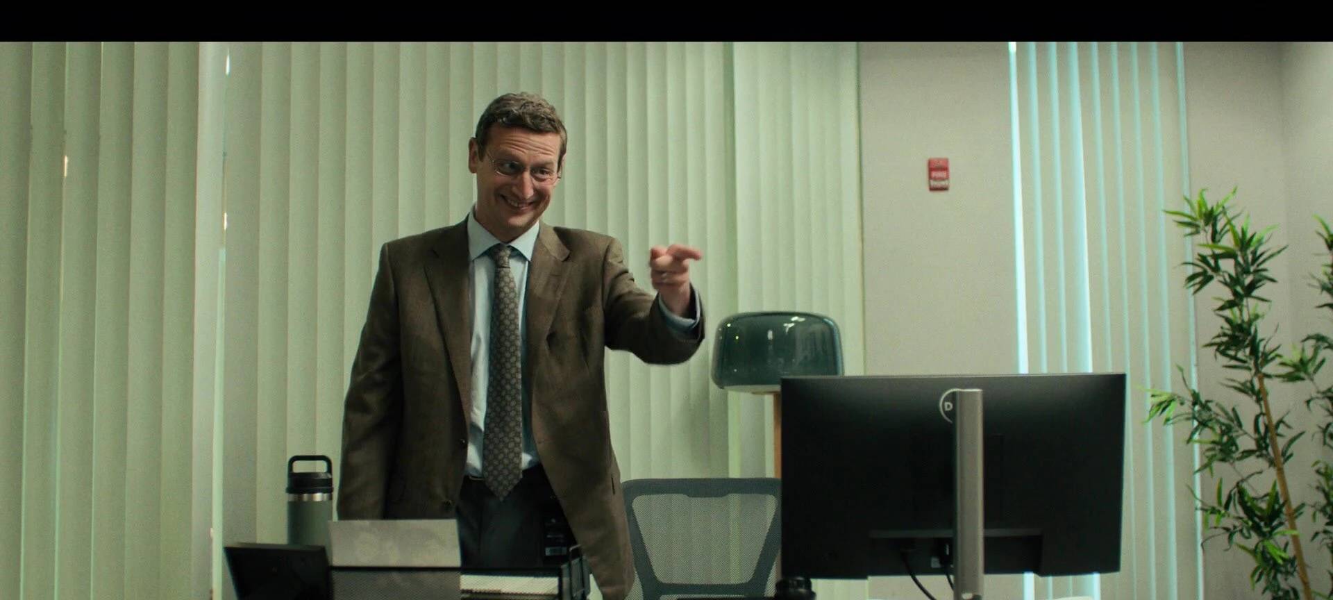 Ron wird gleich vom Stuhl kippen.