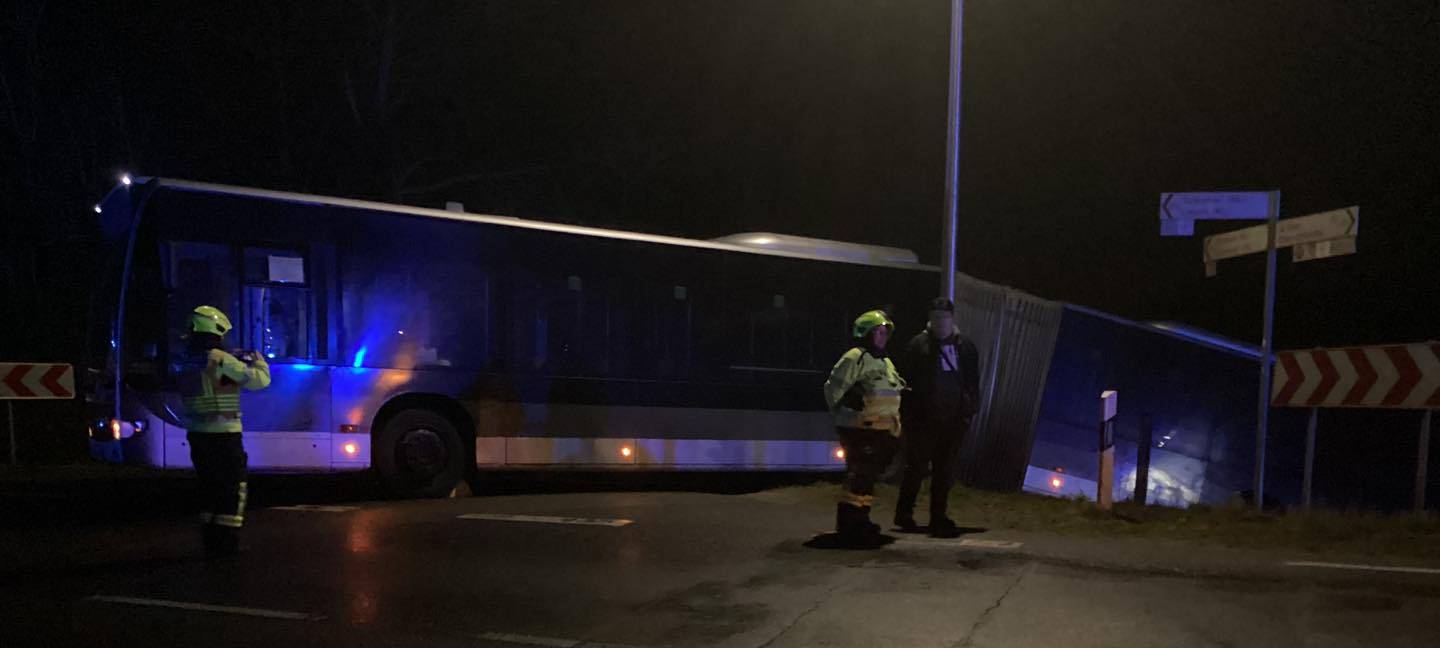 Emmerich: Gelenkbus rutschte in Graben