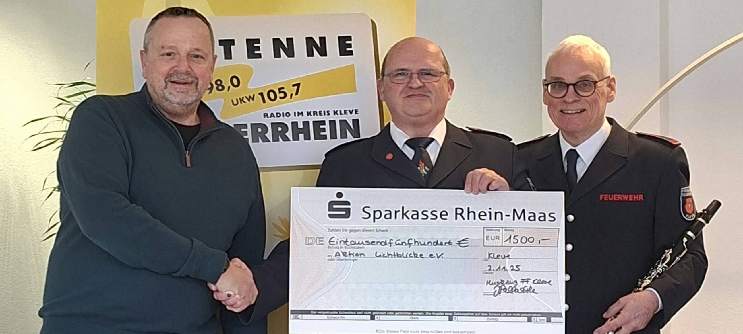 Symbolische Scheckübergabe für Aktion Lichtblicke