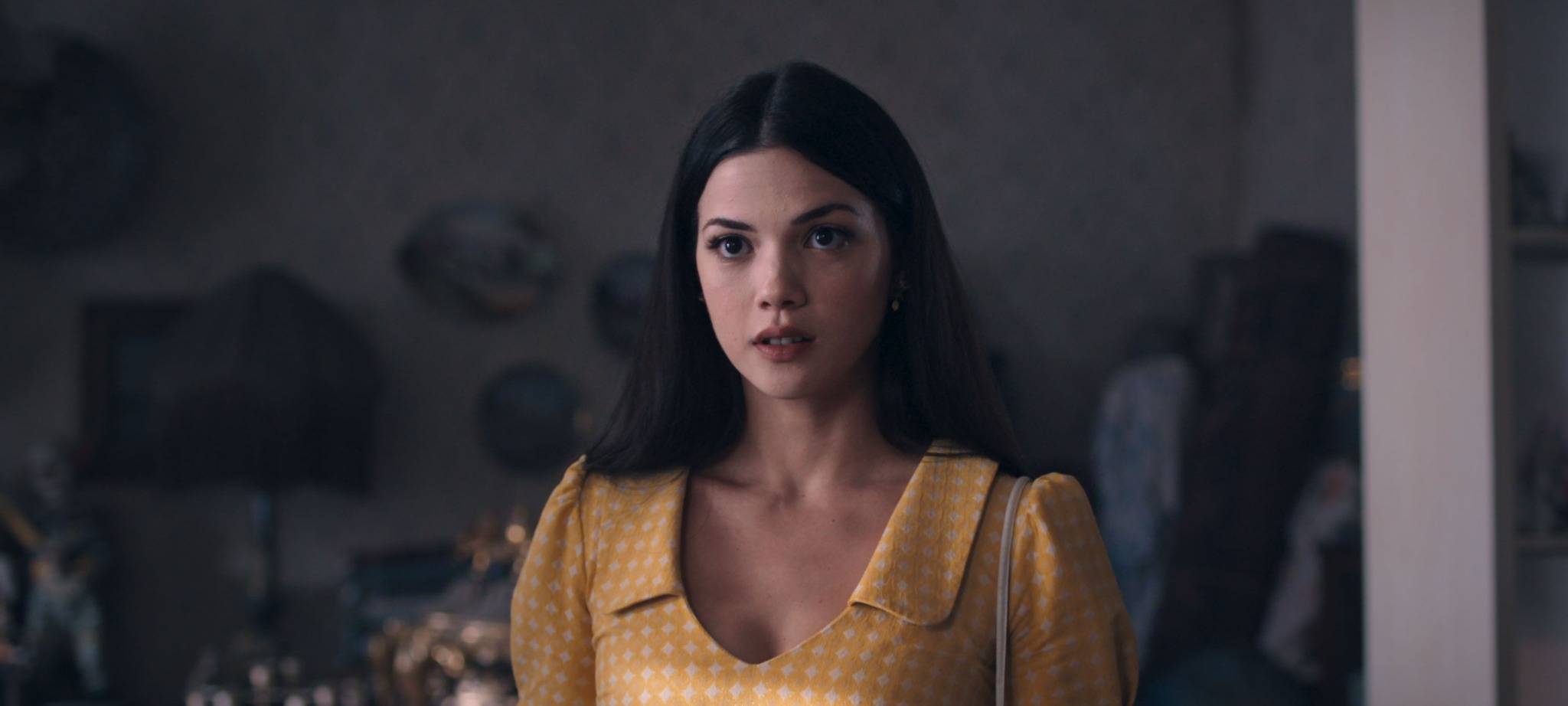 Füsun steht am Fenster.