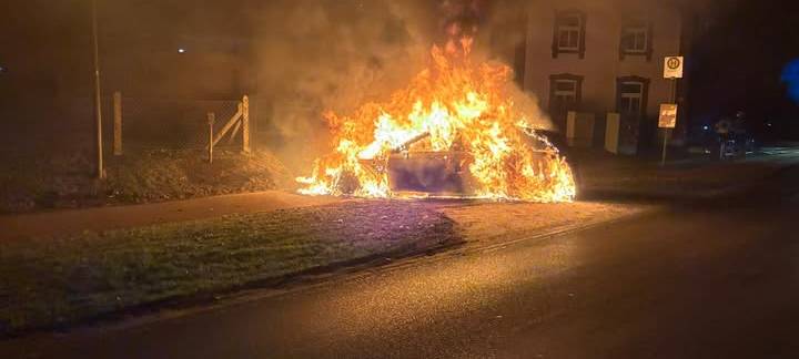 Bedburg-Hau: Taxi brennt während der Fahrt
