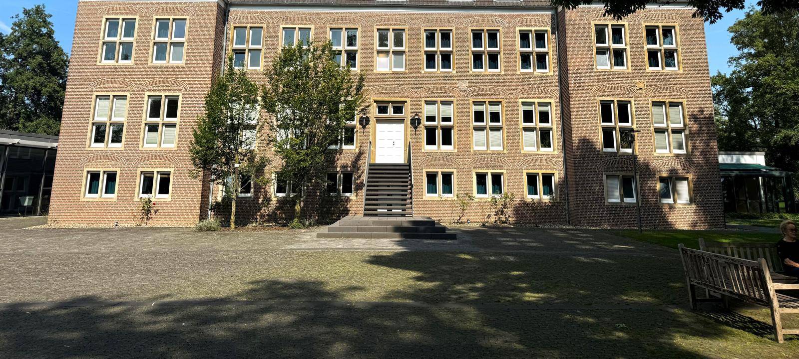 Ausstellung "Grundrechte" auf der Wasserburg Rindern