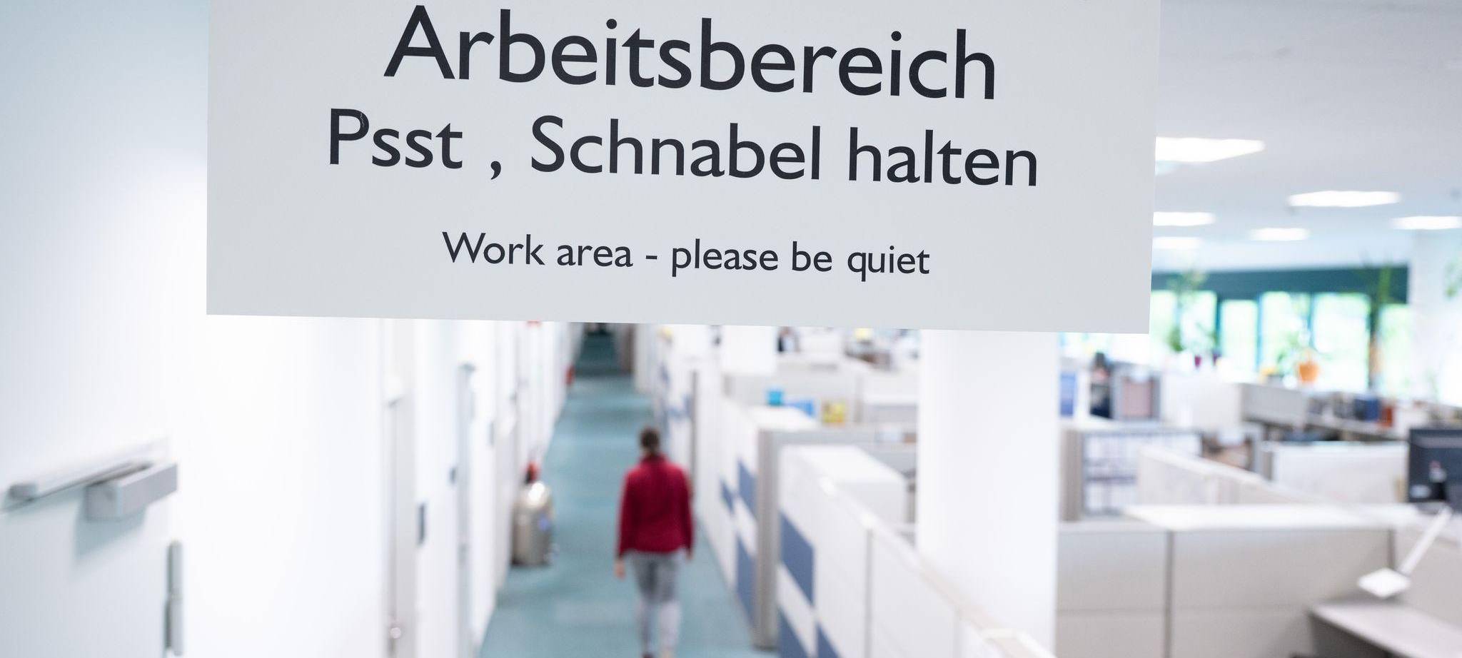 Schild mit Aufschrift „Arbeitsbereich Psst, Schnabel halten“