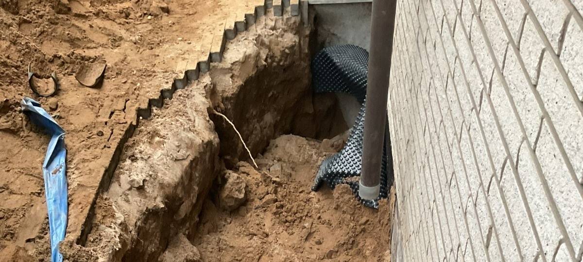 Emmerich: Schwierige Rettung - Mann aus Baugrube geborgen