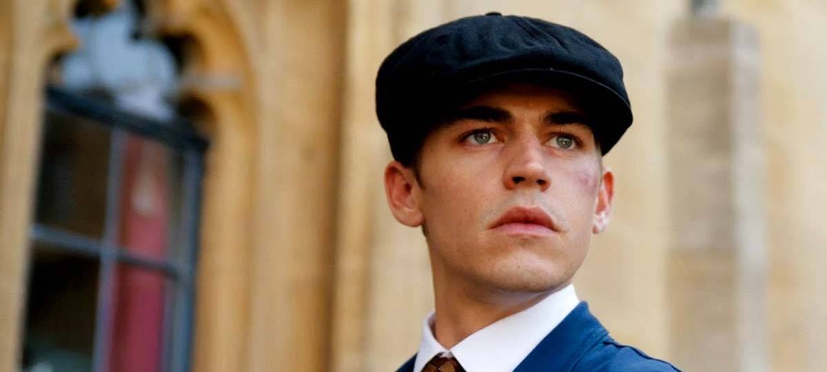 Der junge Sherlock blickt in die Ferne.