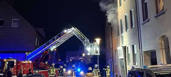 Kleve: Feuerwehr rettet 8 Menschen bei Wohnungsbrand