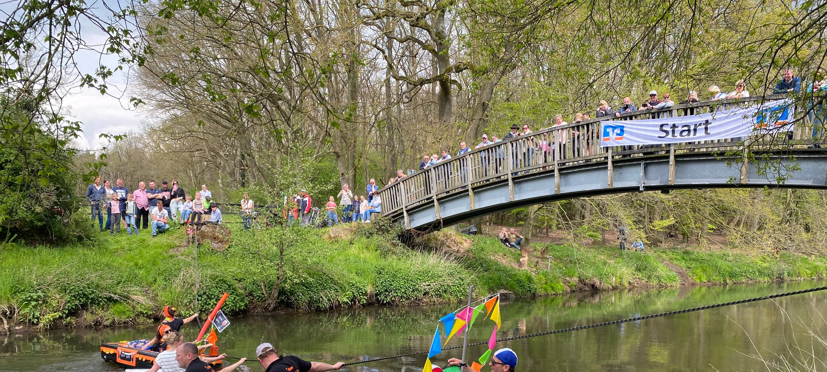 Badewannen-Rennen auf der Niers in Goch-Kessel