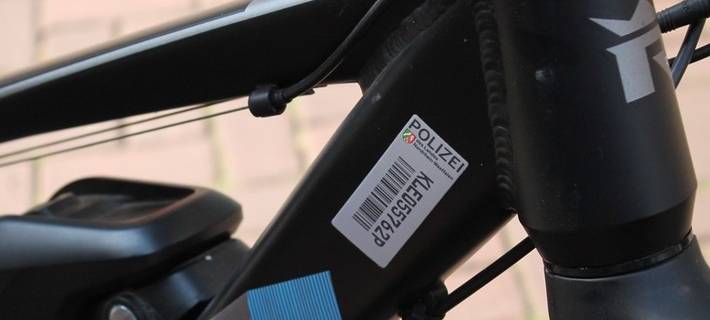 So sieht ein Aufkleber mit der Fahrradcodierung aus.