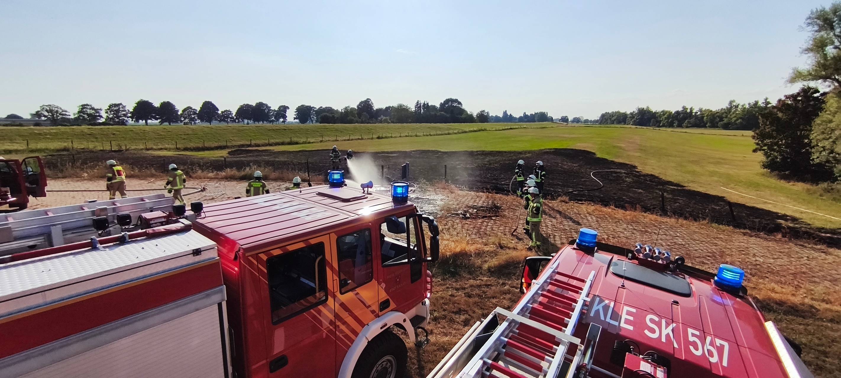 Kalkar: Feuerwehr löscht Flächenbrand
