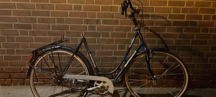 13.09.2026, Polizei Kleve, von Brücke der Karl-Arnold-Straße in Weeze hinuntergeworfenes Fahrrad