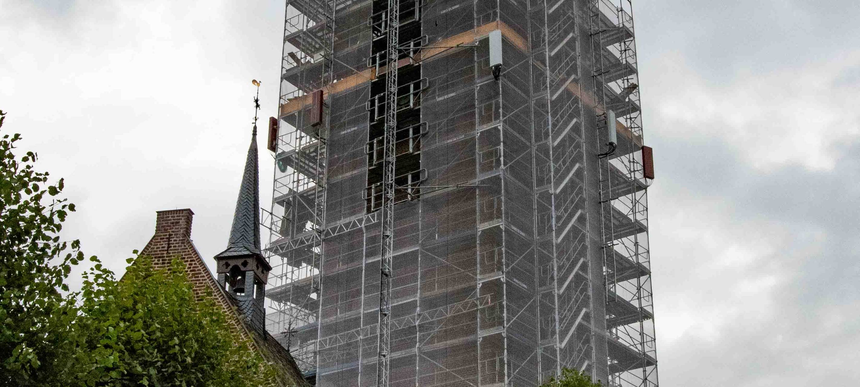 Geldern: Walbecker Kirchturm bekommt neues Schieferdach