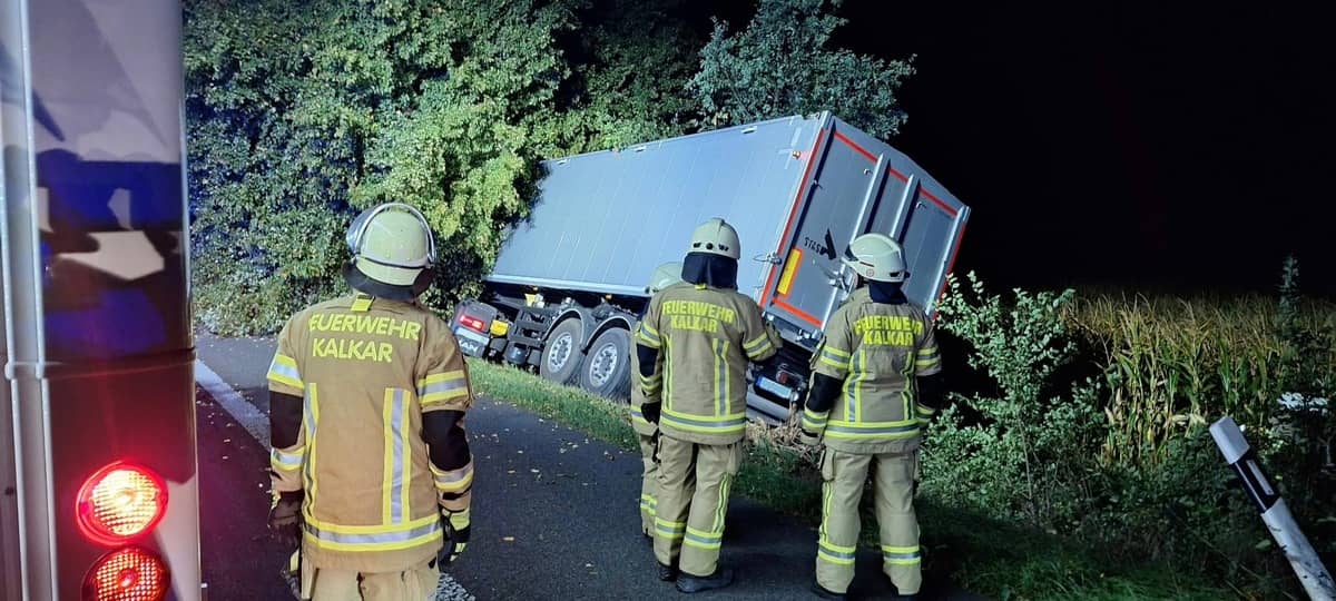 Kalkar: Rübentransporter kommt von der B67 ab