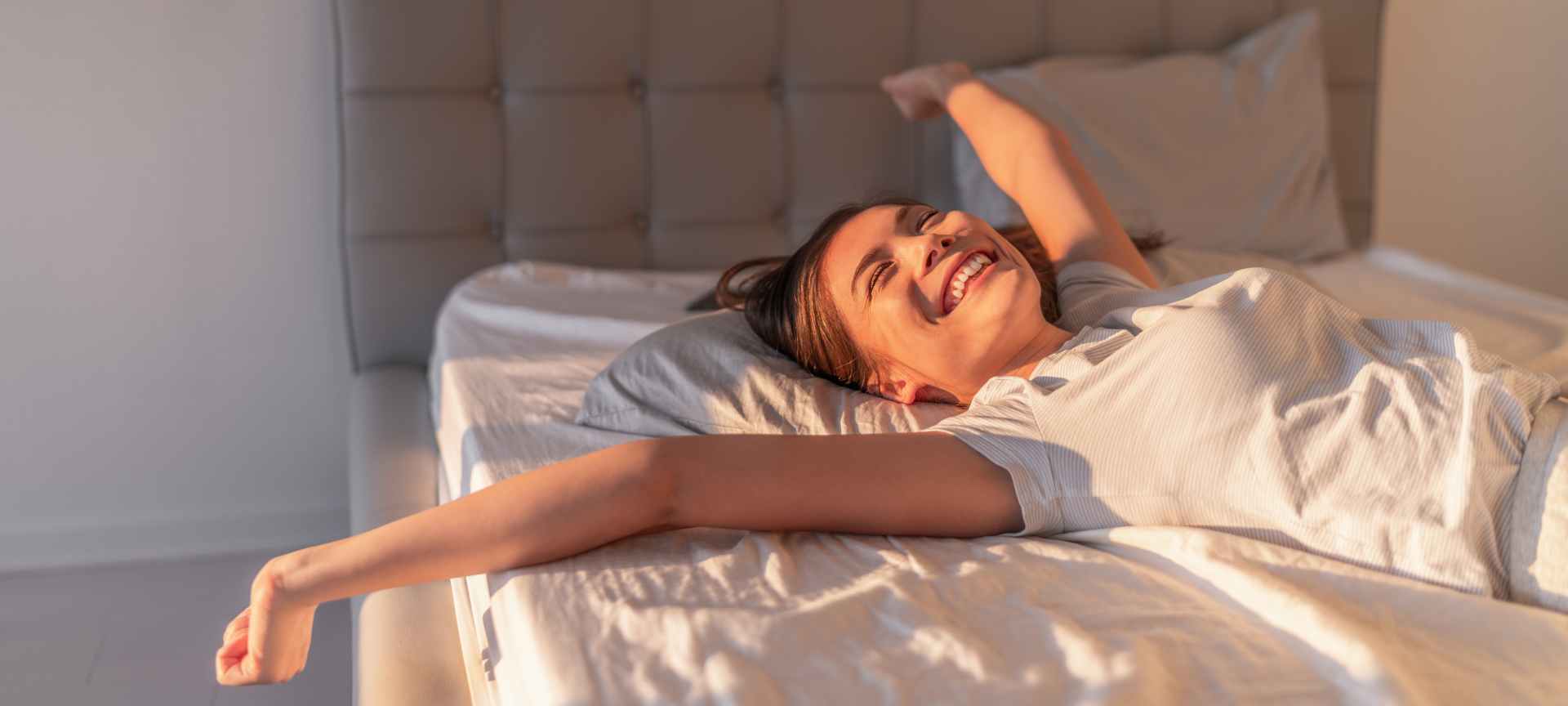 Fit durch den Herbst - Frau nach dem Ausschlafen