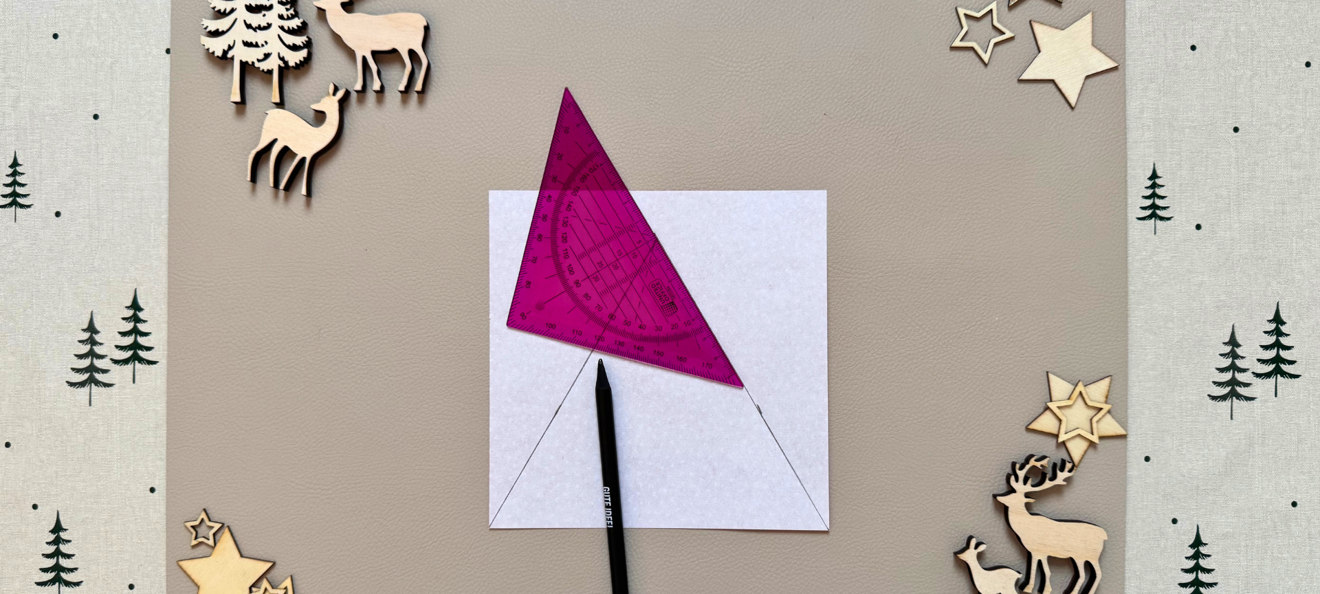 4. Winkel kontrollieren. Einmal perfekt ausgemessen, kann das ausgeschnittene Dreieck als Vorlage für viele weitere Sterne dienen.