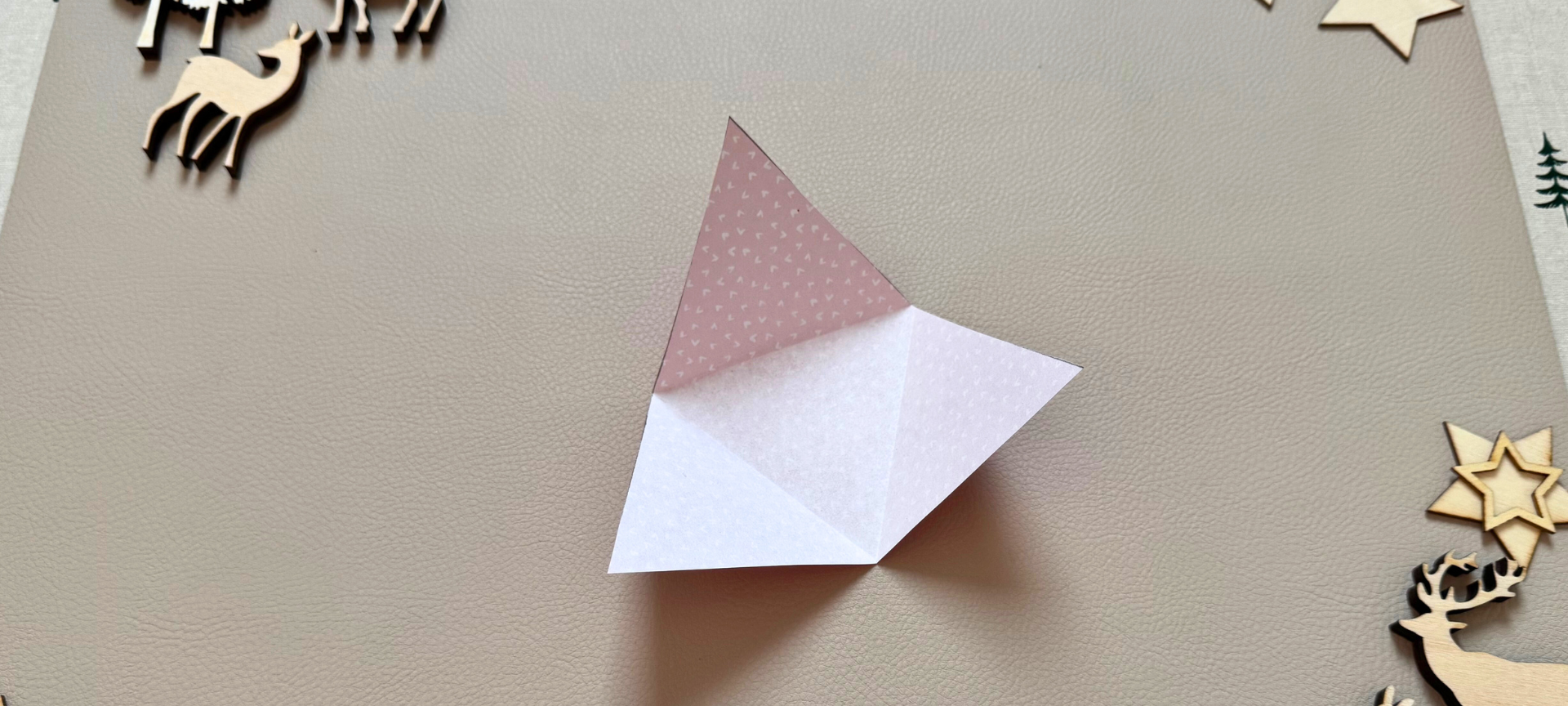 6.alle 3 Spitzen zur jeweils gegenüber liegenden Kante knicken