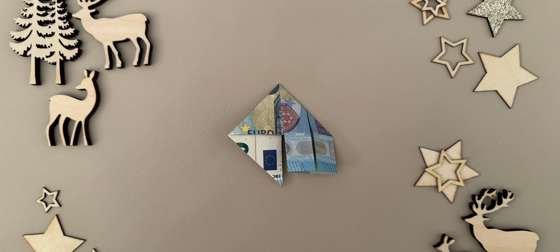 7. Erneut den rechten Teil des Geldscheins an der Falzlinie nach unten falten.