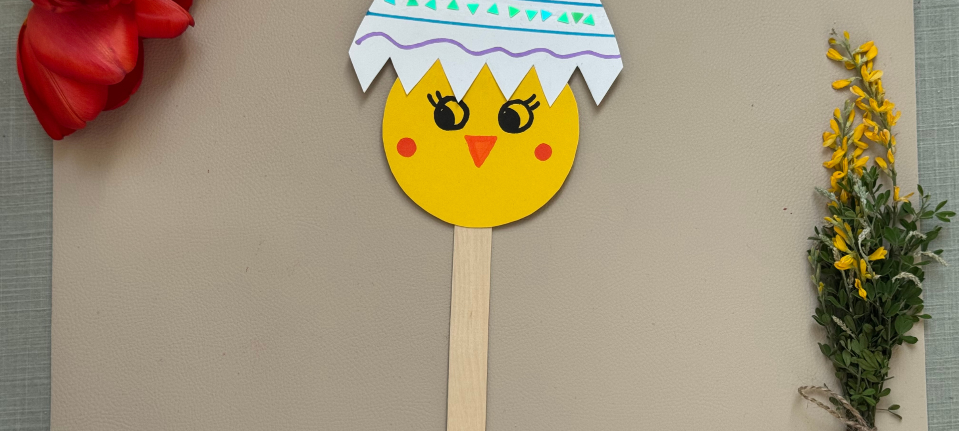 6. Holzstiel u. obere Eierschale am Küken-Kopf ankleben