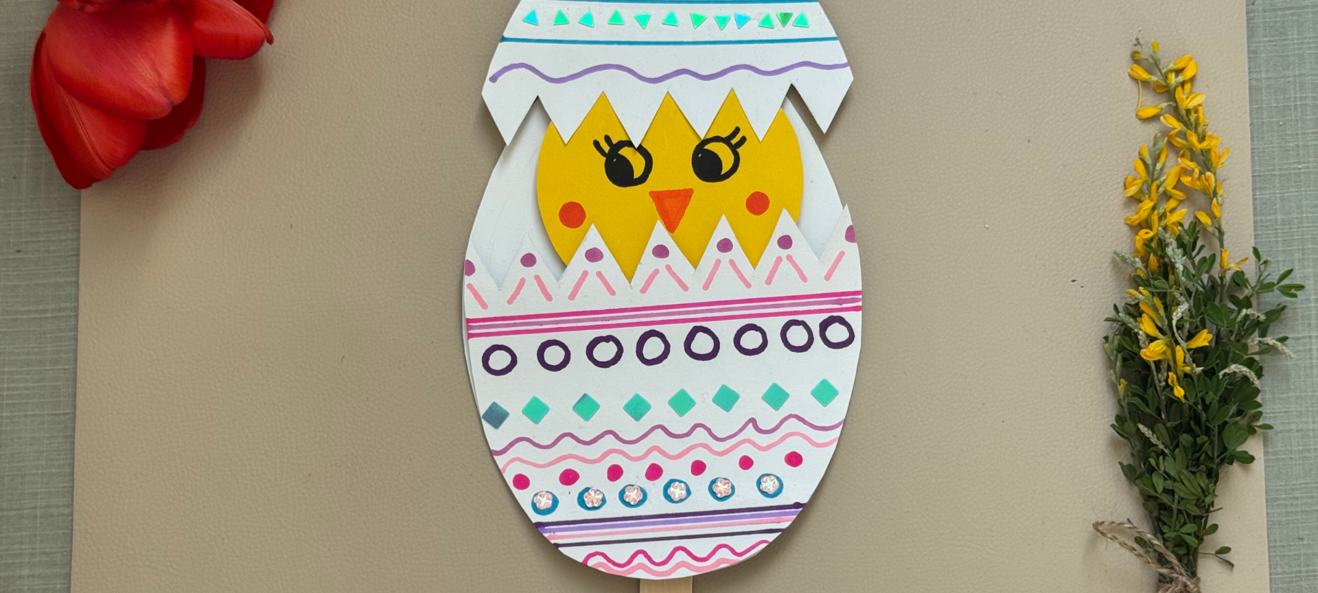 10. nun kann man das Küken mit Hilfe des Holzstiels im Ei verstecken oder rausgucken lassen