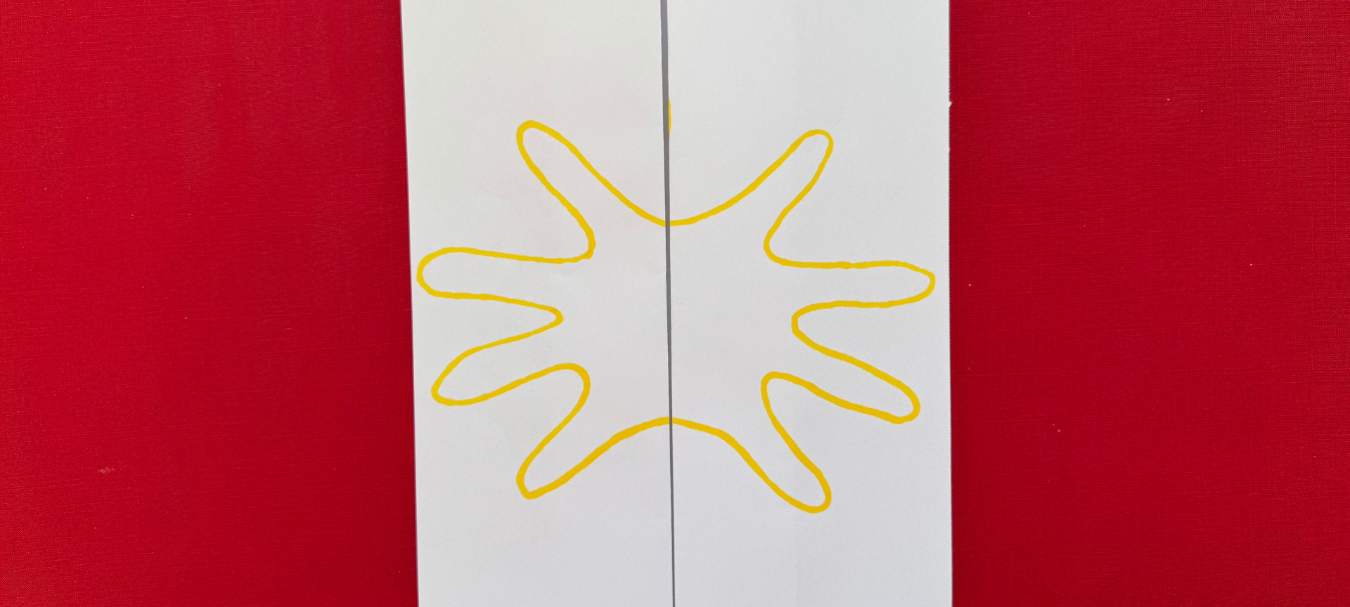 Hände des Kindes wie auf dem Foto abgebildet abmalen oder einen Handabdruck mit Hilfe von Acryl- oder Wasserfarbe machen