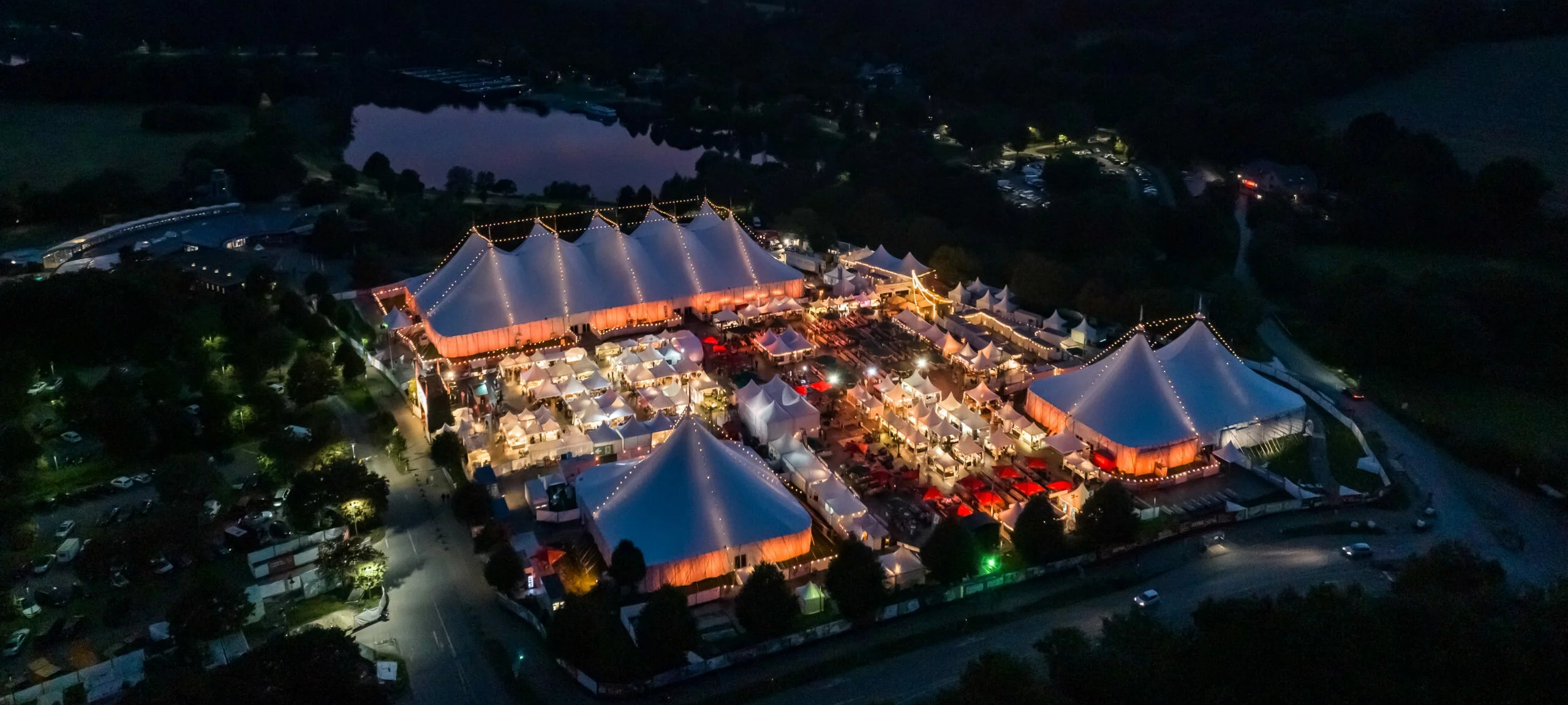 Blick von oben auf das Zeltfestival Ruhr am Kemnader See.